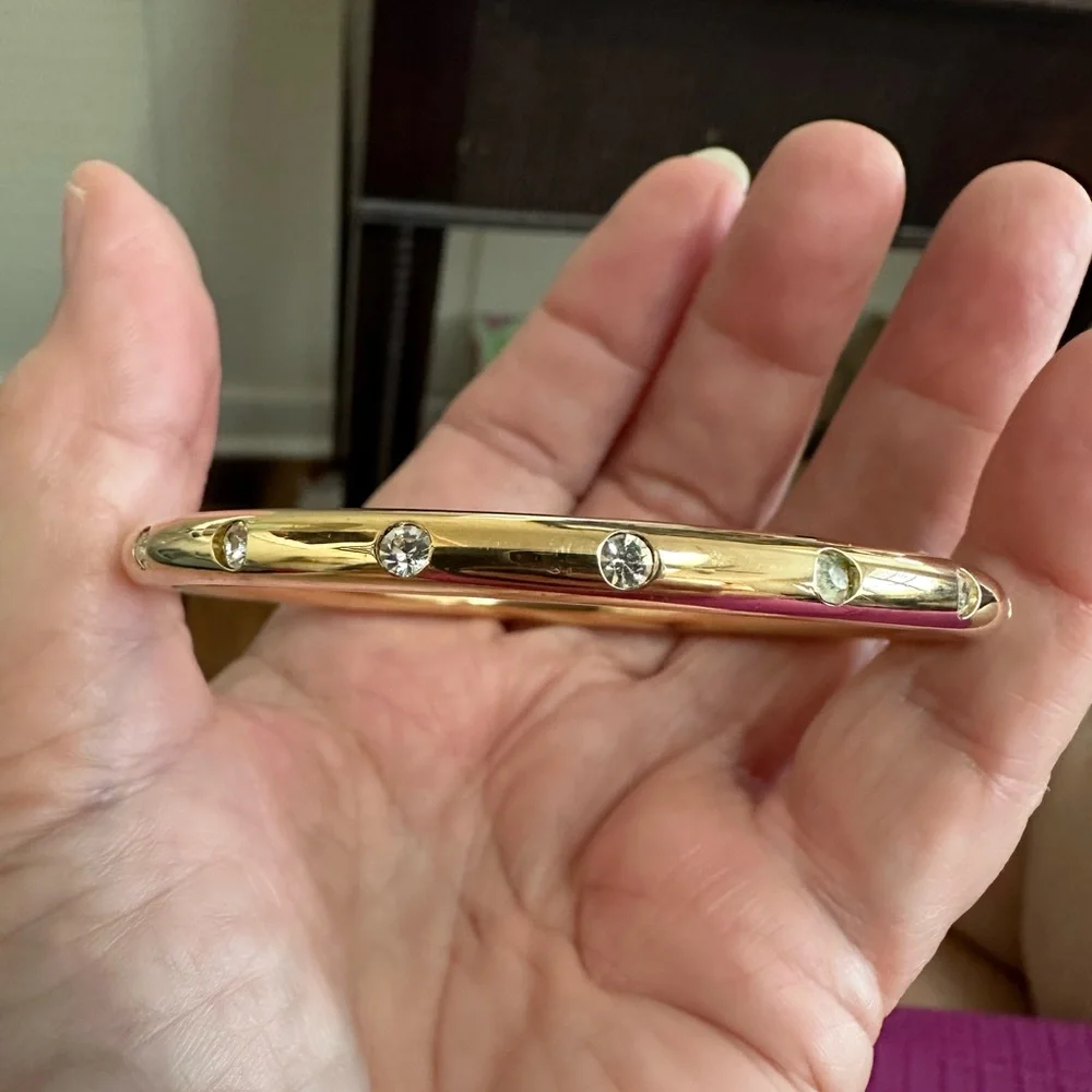 Goldtone bangle with inset etoile Austrian crystal